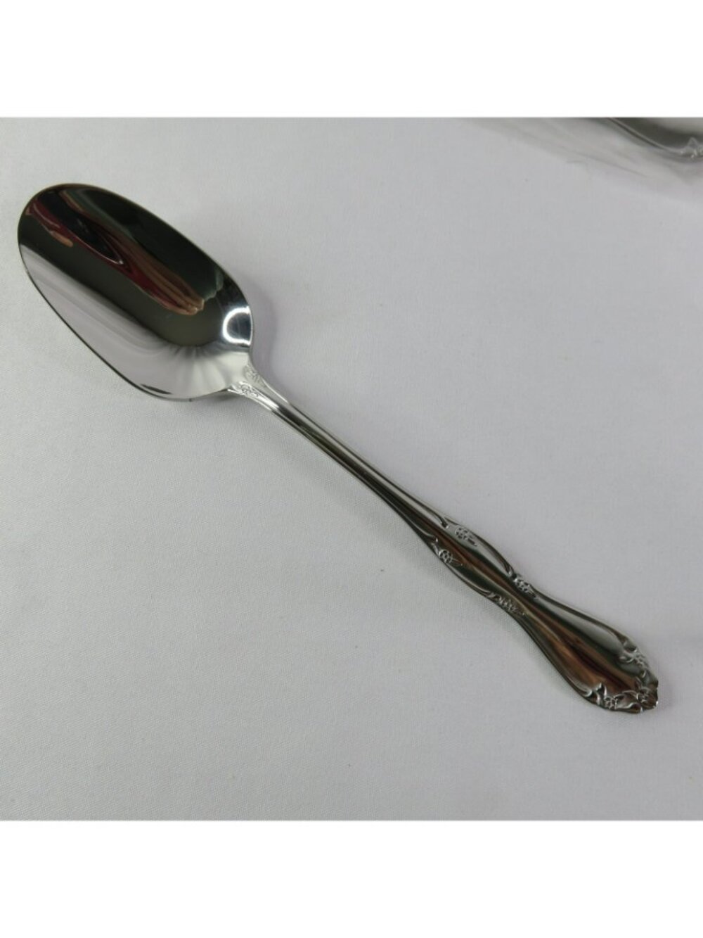 Oneida Kitchen Avalon OHS260 Lot of 4 Teaspoons New in Box - Picture 2 of 6